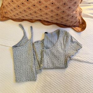 Brandy Melville 🤍 baby tank blue tee shirt cropped summer white daisy flowers